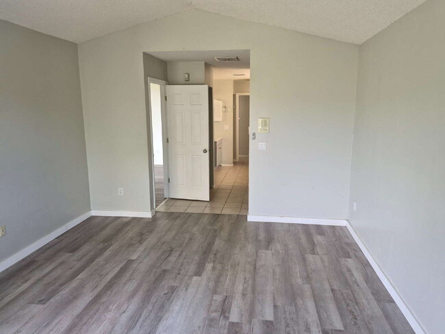 Building Photo - "Spacious 1732 Sq Ft 3-Bed, 2 Baths, in Tarpon Springs!"