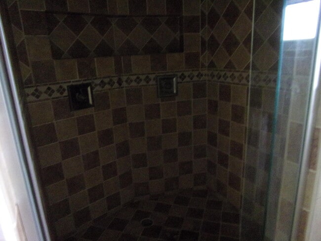 Building Photo - 513 SE Crosspoint Dr