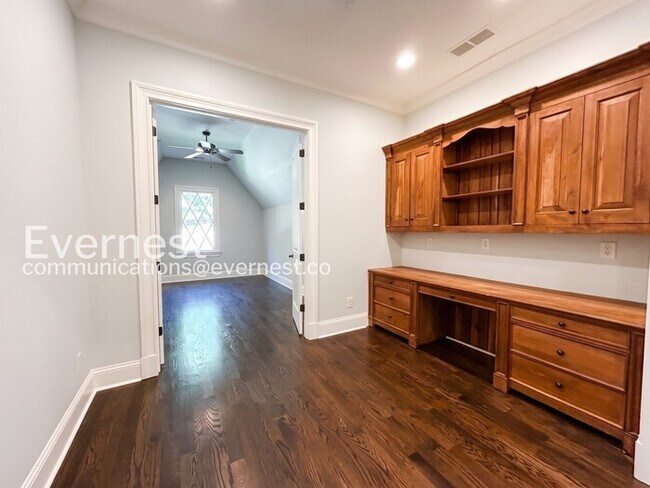 Building Photo - Spacious 7 Bed/8 Bath Home with Garage / Pet-Friendly / Available Now!