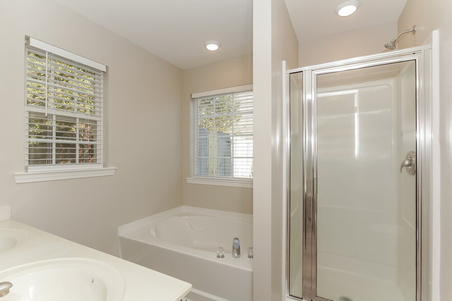 Building Photo - 460 Riverglen Dr NW