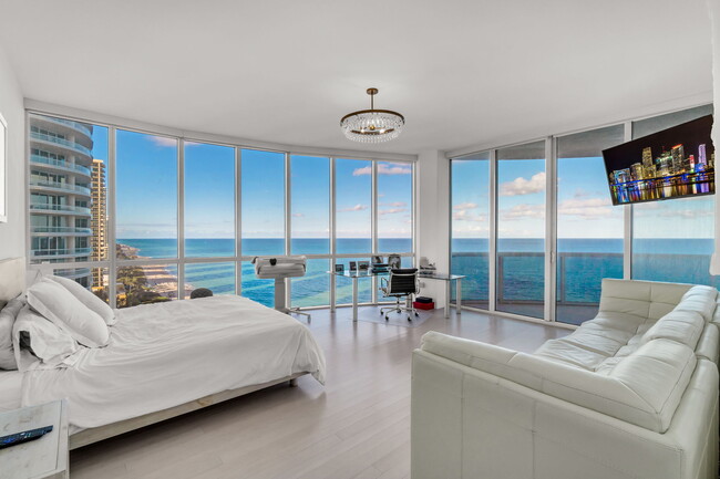 Building Photo - 16001 Collins Ave