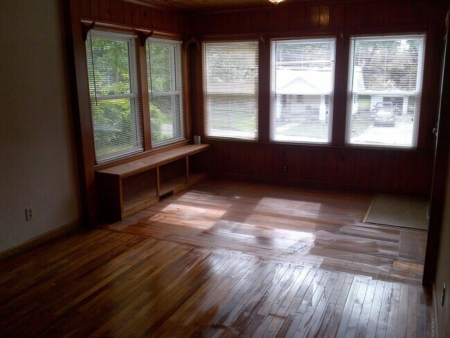 Building Photo - 4 BED/2 BA Home close to Assembly Hall!