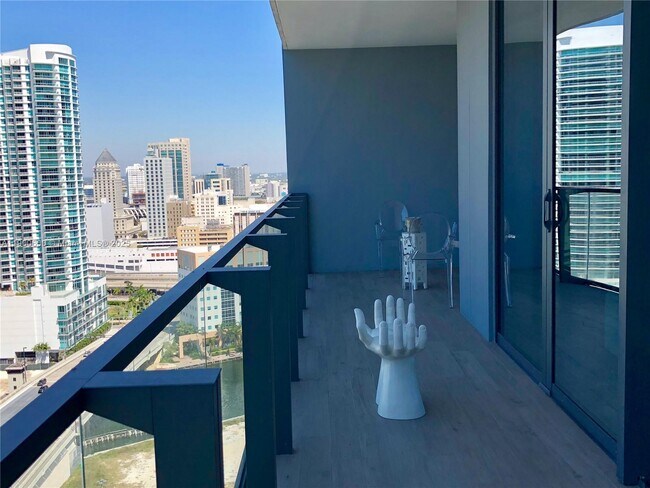 Building Photo - 68 SE 6th St