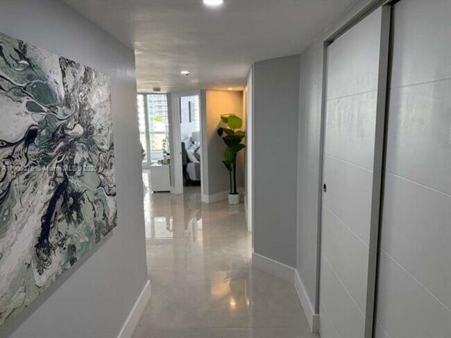 Building Photo - 1717 N Bayshore Dr