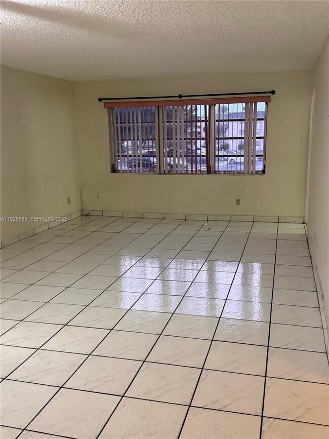 Building Photo - 1400 NE 191st St