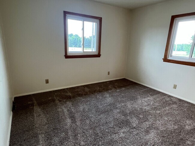 Building Photo - W210N11785 Hilltop Dr