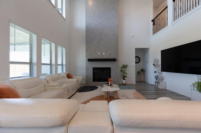 Building Photo - 2332 Giona Pl
