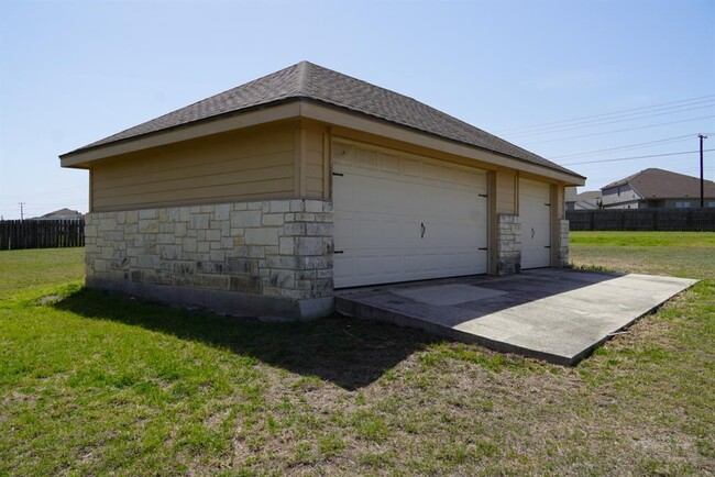 Building Photo - 141 Oak Stone Dr