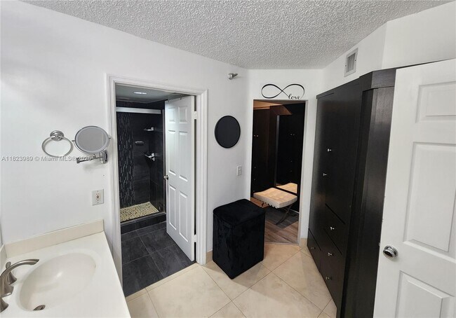 Building Photo - 3500 Mystic Pointe Dr