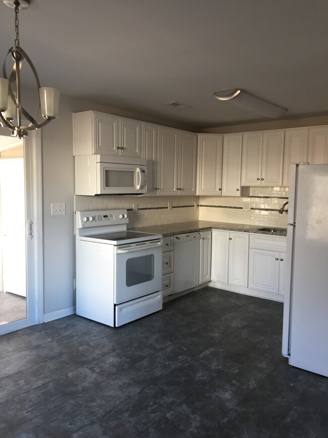 beautifully updated kitchen - 3509 Sargeant Dr