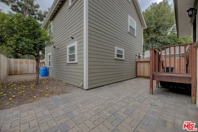 Building Photo - 140 Roselawn Pl