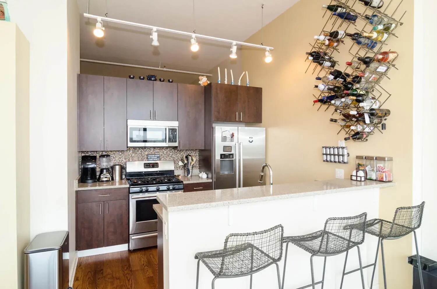 Building Photo - 1224 W Van Buren St