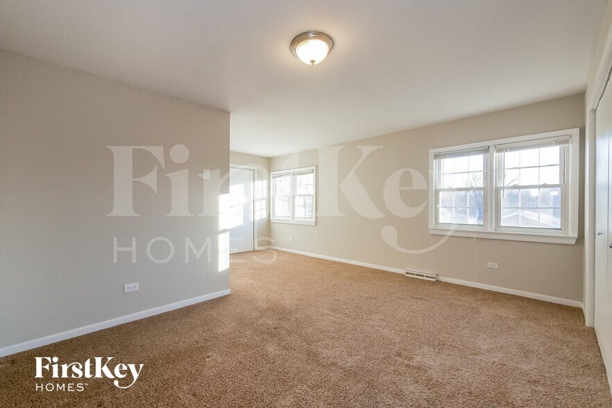 Building Photo - 19 E 140th Ct