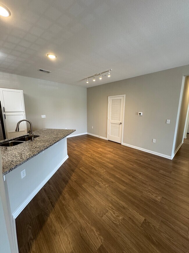 Building Photo - 450 Houston Ridge Dr