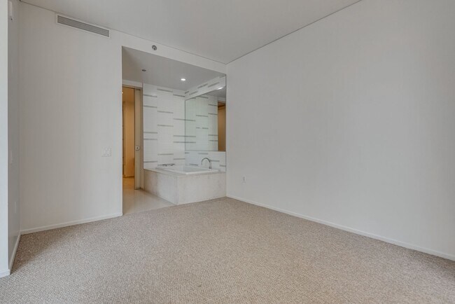 Building Photo - Veer Towers 2210E-CityCenter Views from th...