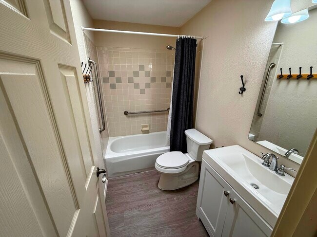 Building Photo - 2900 Vista Del Rey NE