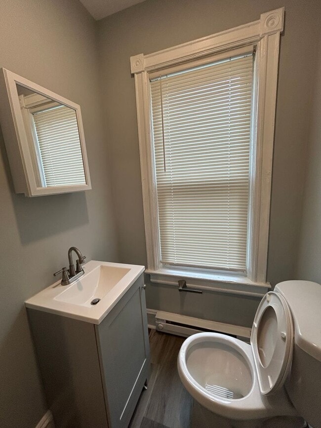 Building Photo - 4 BD 1.5 BA