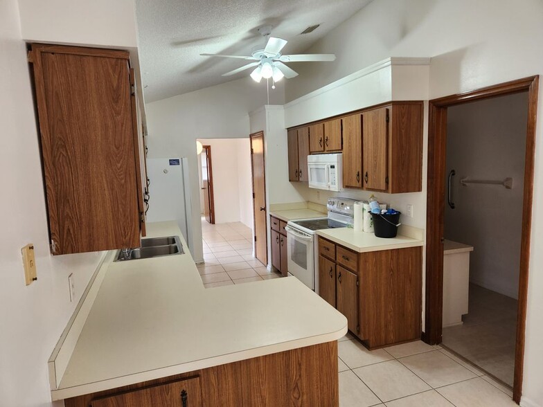 Building Photo - 818-817 7 Gables Cir SE