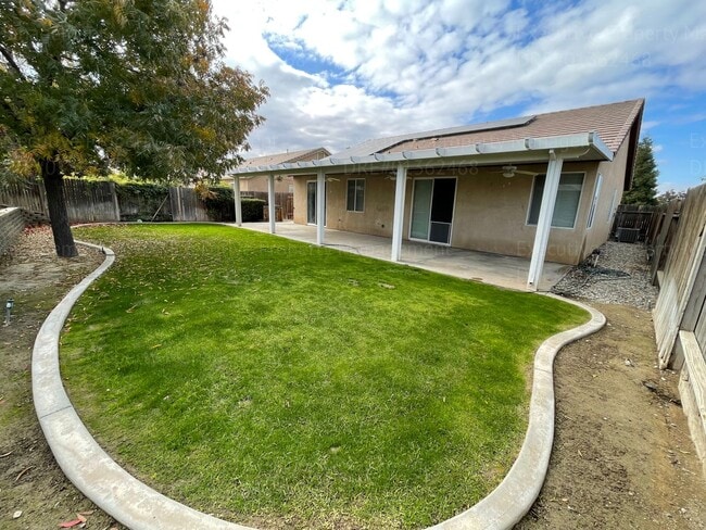 Building Photo - 4 bedrooms/ 2 bathrooms, with a patio.