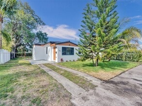 Building Photo - 905 SW 22nd St