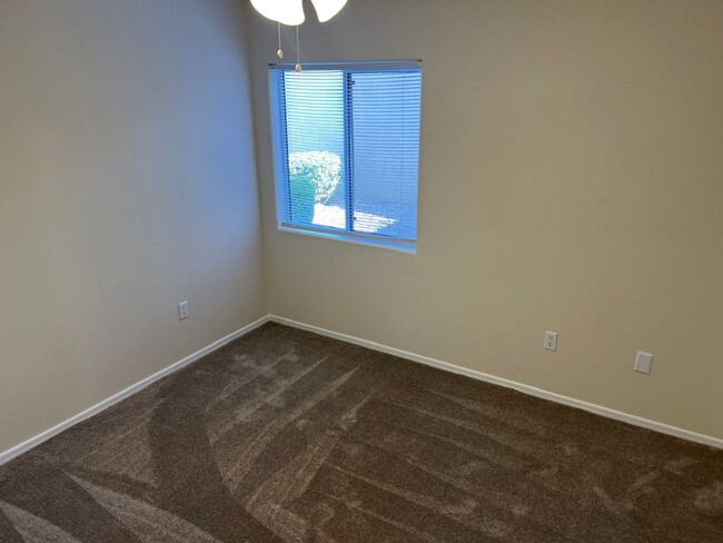 Building Photo - Move in Quick! 2 Bedroom Townhome in Sun C...