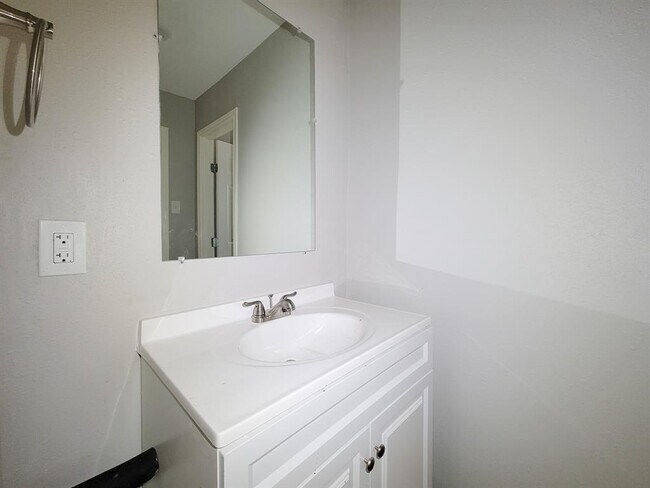 Building Photo - 405 Silver River Dr