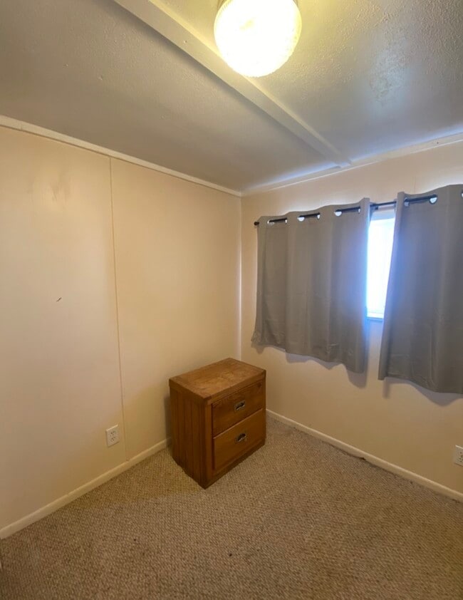 Building Photo - 251 Place Ln