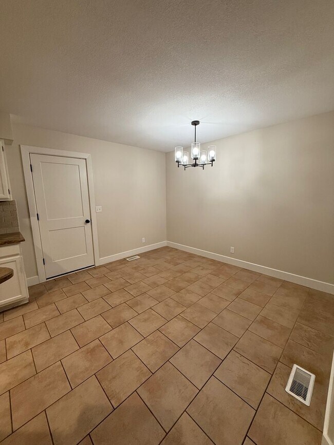 Building Photo - Spacious 3 Bedroom, 2 Bath - Your Derby Ho...