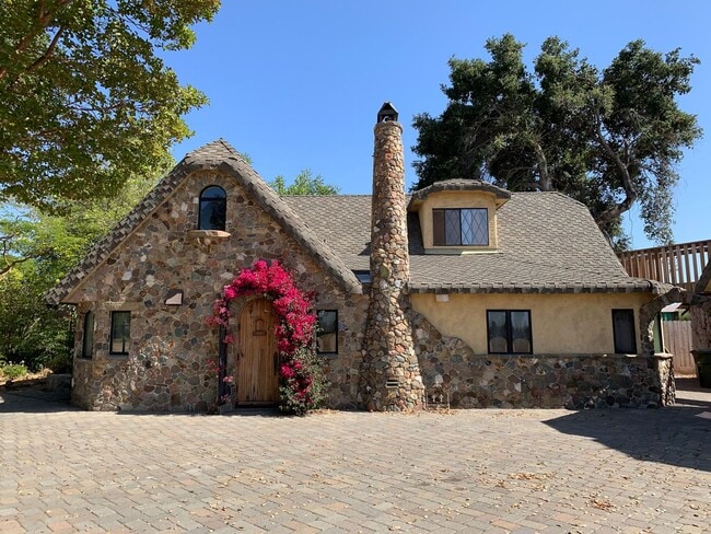 Building Photo - 2 Bedroom Country Home in Hollister