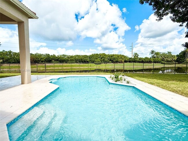 Building Photo - 400 Alexandra Cir