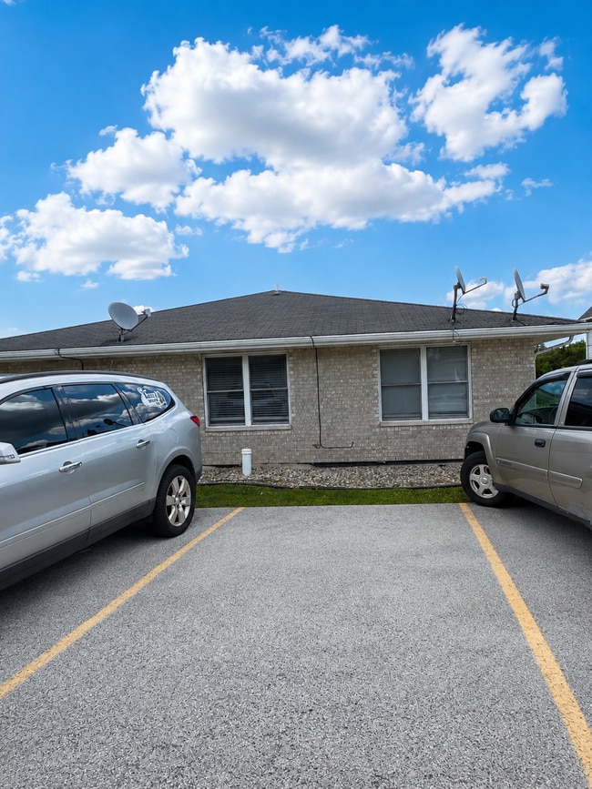 Building Photo - Updated 2-bedroom apartment with parking, front/rear access, modern flooring, full kitchen, and l...