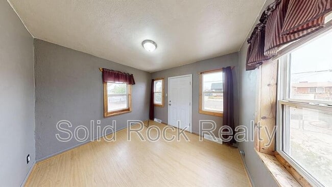 Building Photo - 806 E Mesa Ave