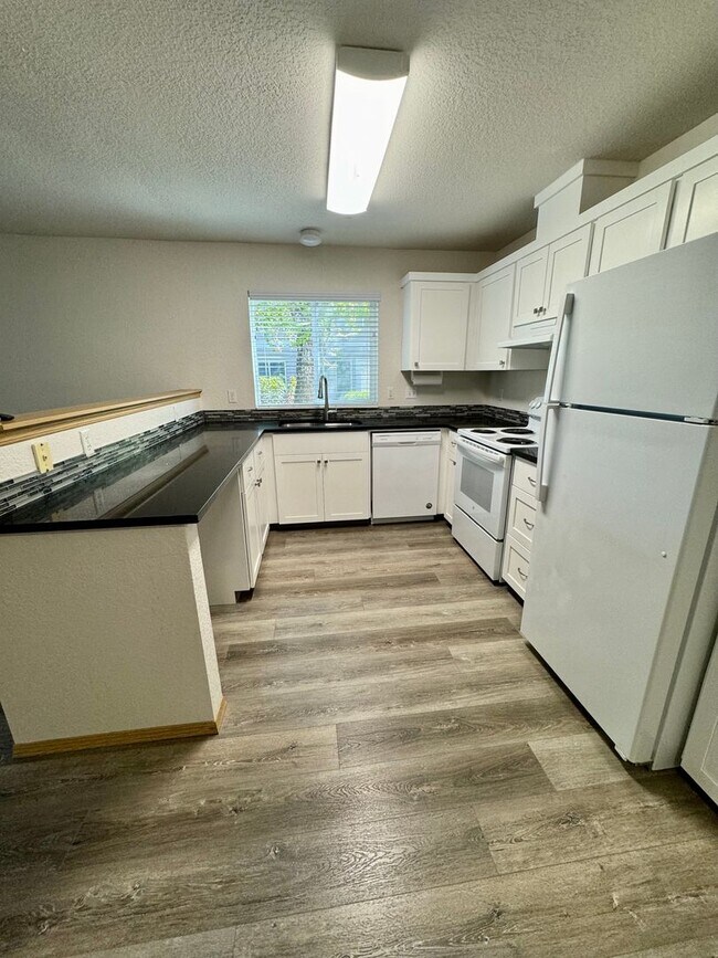 Building Photo - Fully Renovated 2 Bedroom, 1.5 Bath Townhouse with Garage