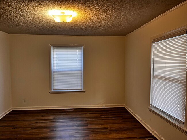 Building Photo - Charming Two Bedroom Home in Historic Morehead City Walking District with Dining Area and Living ...