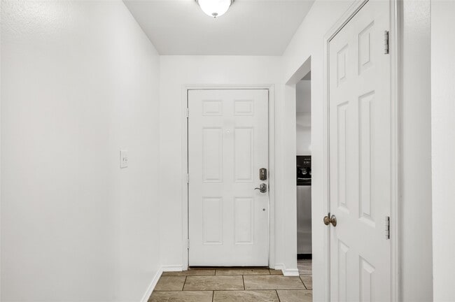 Building Photo - 1719 Redwing Bluff Dr