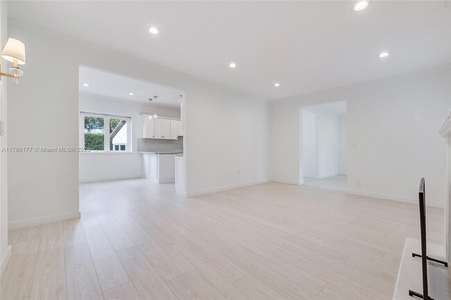 Building Photo - 1524 Zoreta Ave