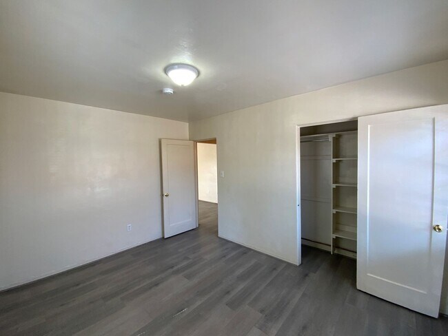Building Photo - 2 Bedroom Single Story Home Available Near...