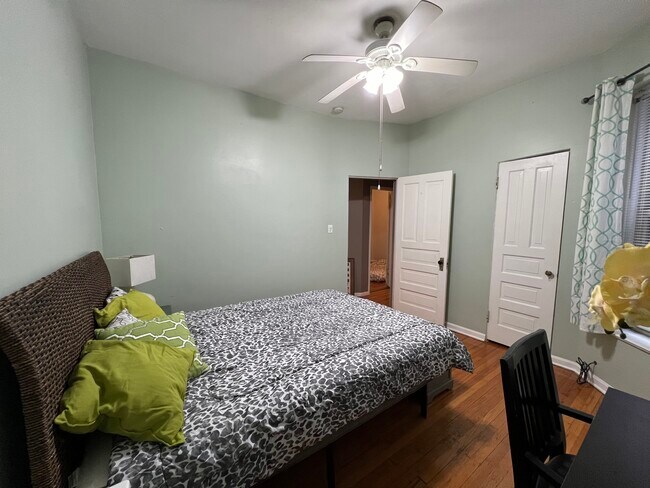 Building Photo - 1516 W Thome Ave