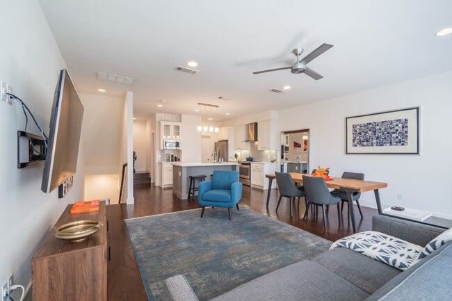 Building Photo - 2 Bed Option in East Dallas Townhome off Greenville Lakewood Neighborhood