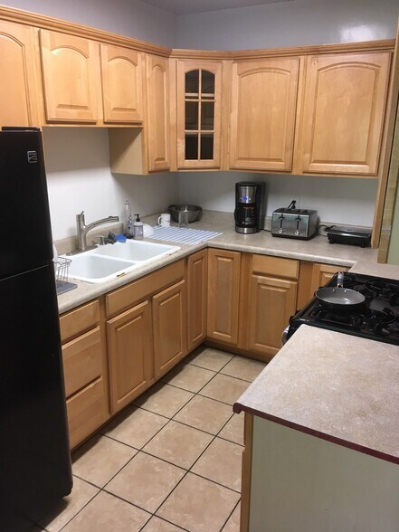 Kitchen - 1230 S Barrington Ave