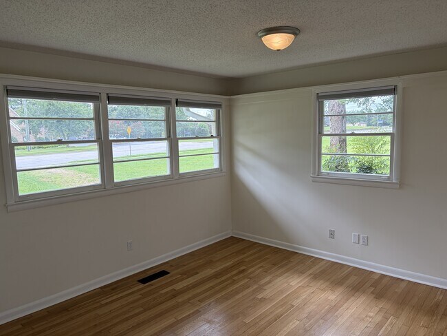 Building Photo - 8009 Whitesburg Dr