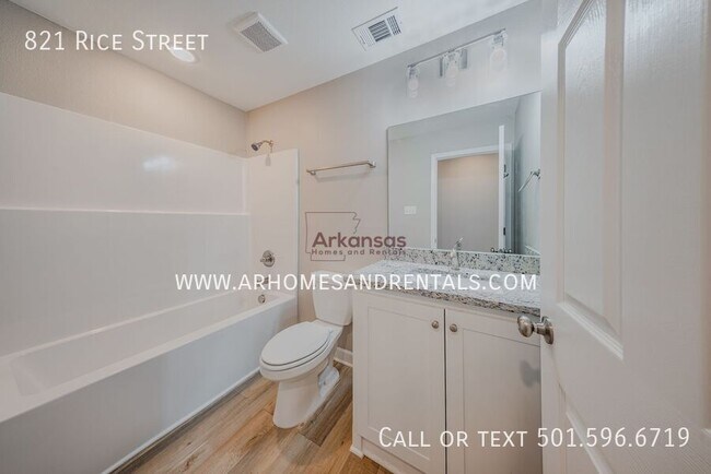 Building Photo - 821 Rice St