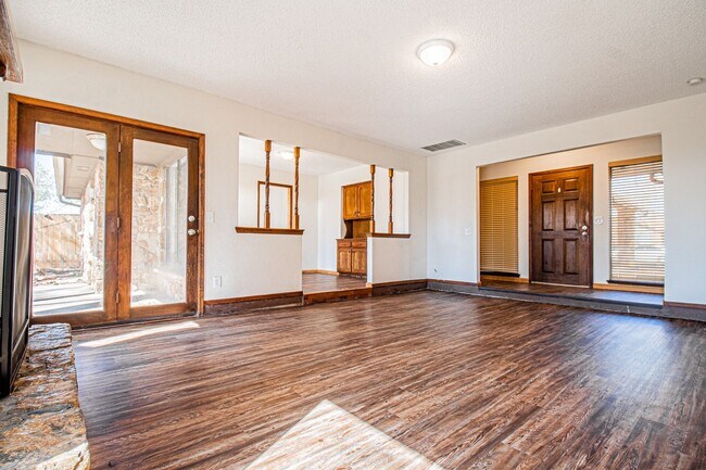 Building Photo - 3 Bed 1.5 Bath in Carl Albert School District