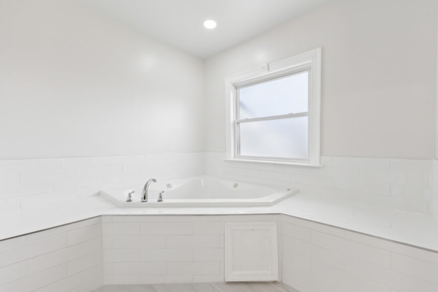 Owner's Large Soaking Tub - 10828 Miller Rd