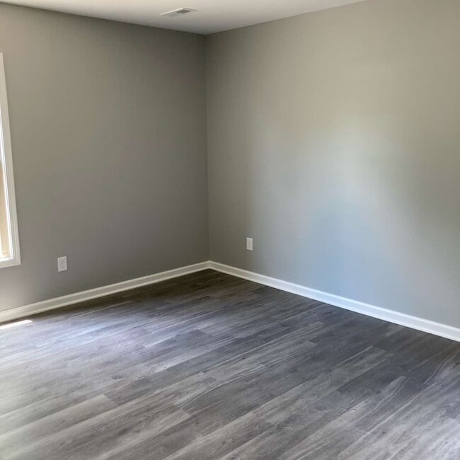 Building Photo - 511 E Parkview Dr