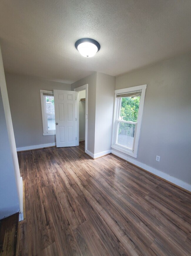 Building Photo - 3 Bedroom 1 Bath House in Rock Island