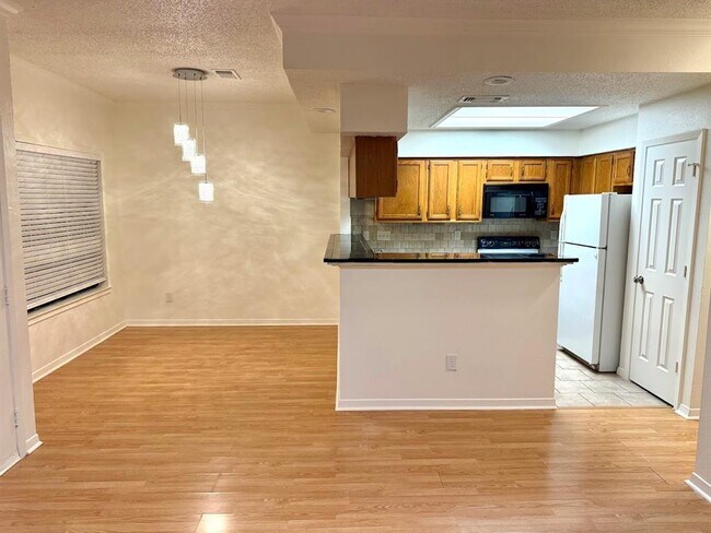 Building Photo - 915 W 23rd St