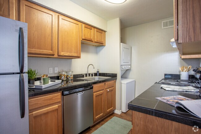 2BR, 2BA - 800SF Chestnut - Kitchen - Silver Creek Apartments | 1-3 Bedroom Apartments in Gainesville, FL