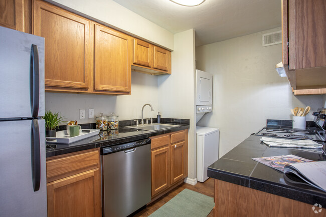 2BR, 2BA - 800SF Chestnut - Kitchen - Silver Creek Apartments