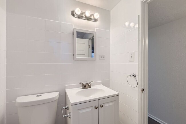 Building Photo - Fully Updated 2-Bed 1 Bath Garden Level Un...